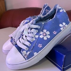 Women’s Blue sneakers with pink centered white flowers and white laces. Size:8.5